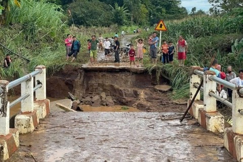 Sập cầu sau bão Kalmaegi