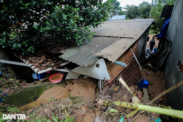 "Nhìn đồ đạc trong nhà bị vùi lấp, nước mắt tôi chảy không ngừng"