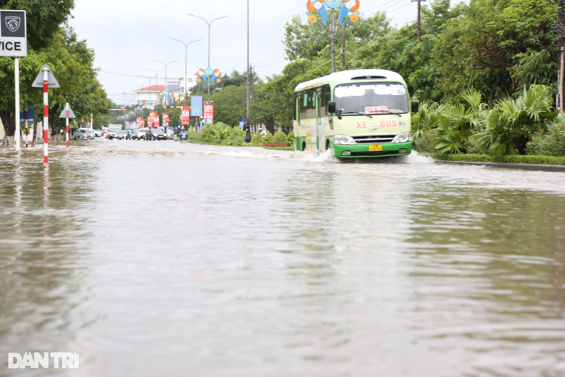 Mưa như trút nước, đường phố Đồng Hới biến thành sông - 3 Mưa như trút nước, đường phố Đồng Hới biến thành sông - 3