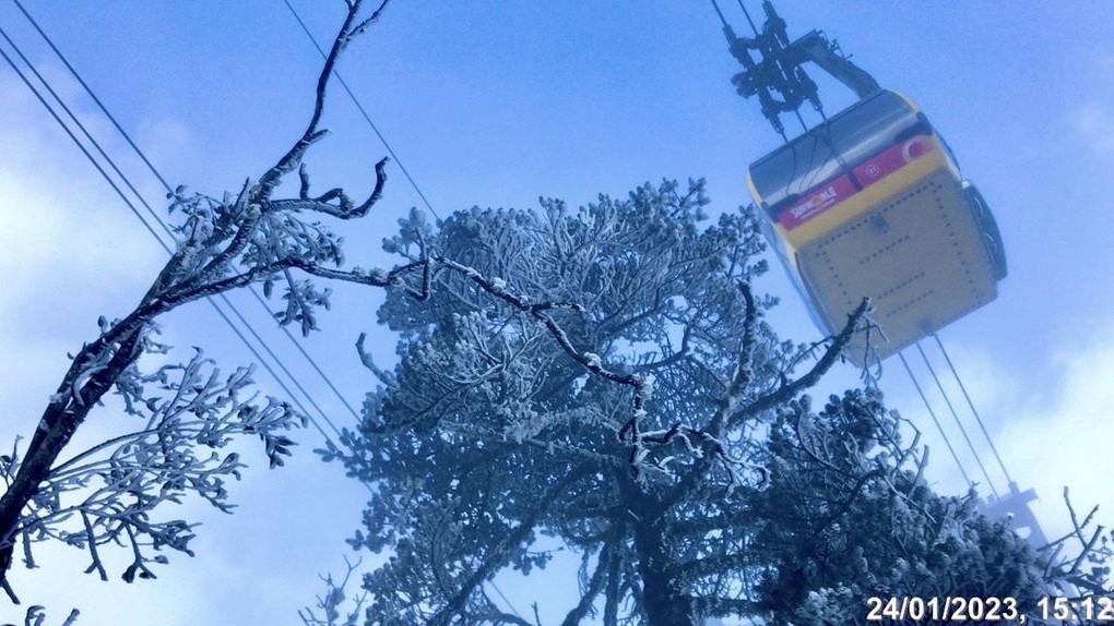 Chiều mùng 3 Tết, băng tuyết xuất hiện tuyệt đẹp trên núi Hoàng Liên Sơn - 2 Chiều mùng 3 Tết, băng tuyết xuất hiện tuyệt đẹp trên núi Hoàng Liên Sơn - 2