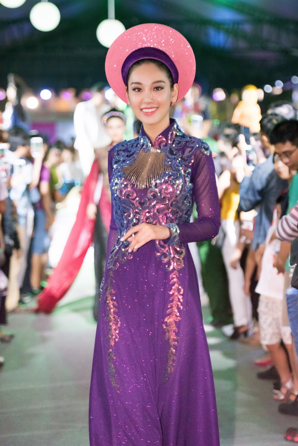 Hàng nghìn người vây quanh dàn người đẹp xuống phố trình diễn áo dài - 6 Hàng nghìn người vây quanh dàn người đẹp xuống phố trình diễn áo dài - 6