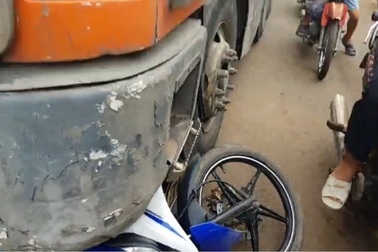 Va chạm xe container, trung úy công an tử vong