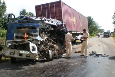 Ô tô đối đầu, 4 người bị thương