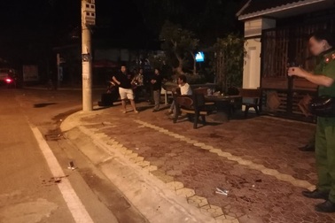 Bị đâm tử vong sau khi rời bàn nhậu nghe điện thoại