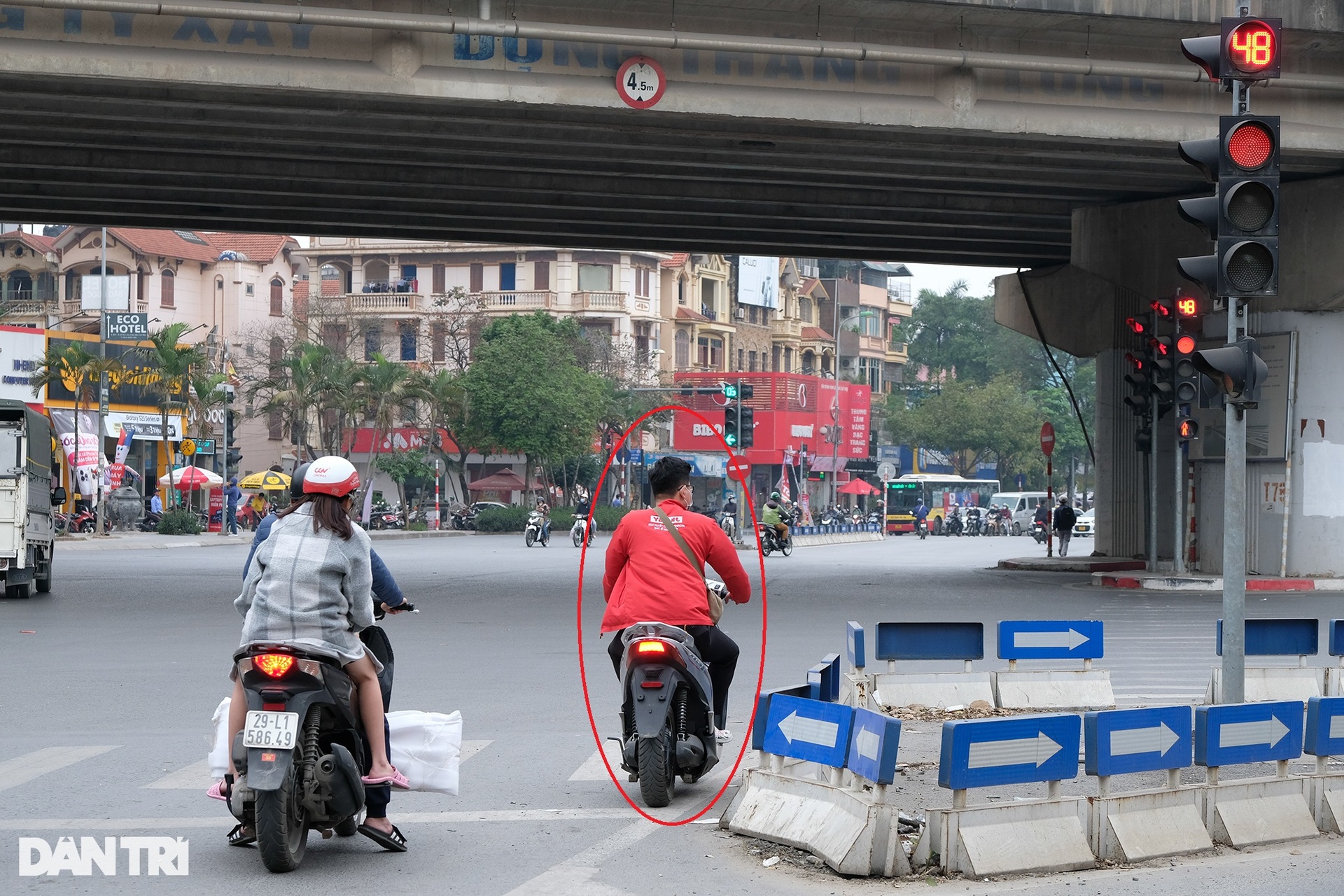 1001 kiểu vượt đèn đỏ tại Hà Nội - 8 1001 kiểu vượt đèn đỏ tại Hà Nội - 8