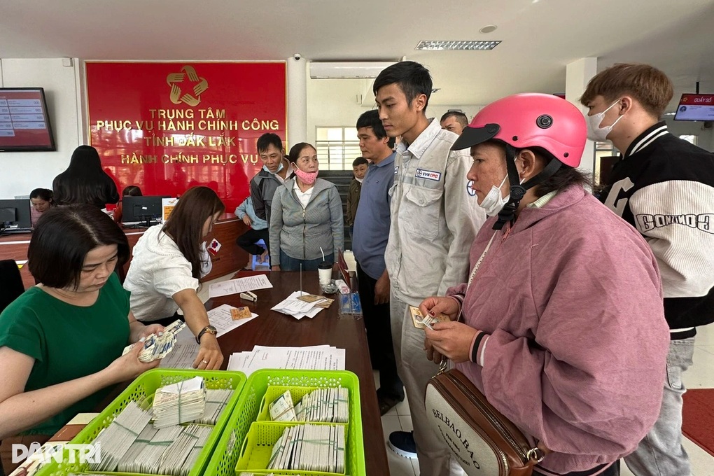 Hồ sơ quá tải sau Tết, cán bộ hành chính công tăng giờ làm việc - 1 Hồ sơ quá tải sau Tết, cán bộ hành chính công tăng giờ làm việc - 1