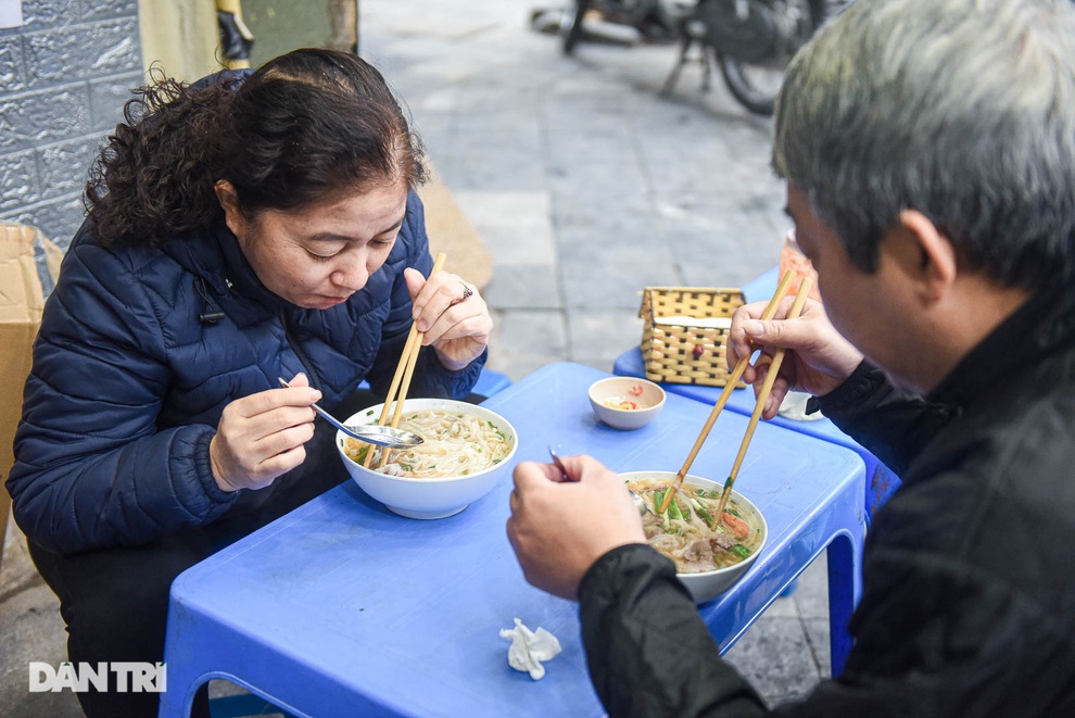 Phở gánh Hàng Chiếu bán ban ngày, khách tiếc nuối biểu tượng ăn đêm Hà Nội - 4 Phở gánh Hàng Chiếu bán ban ngày, khách tiếc nuối biểu tượng ăn đêm Hà Nội - 4