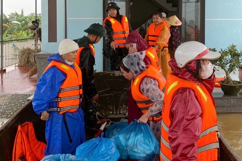 Người bị co giật kẹt trong lũ ở Đà Nẵng, được công binh giải cứu kịp thời