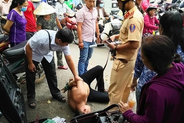 Sau vụ hiệp sĩ bị đâm, người dân TPHCM cùng vây bắt đối tượng “đá xế”