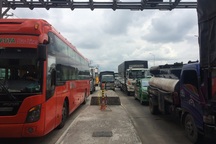 Tài xế dùng đủ "chiêu" phản ứng, trạm BOT Cần Thơ - Phụng Hiệp tắc cứng