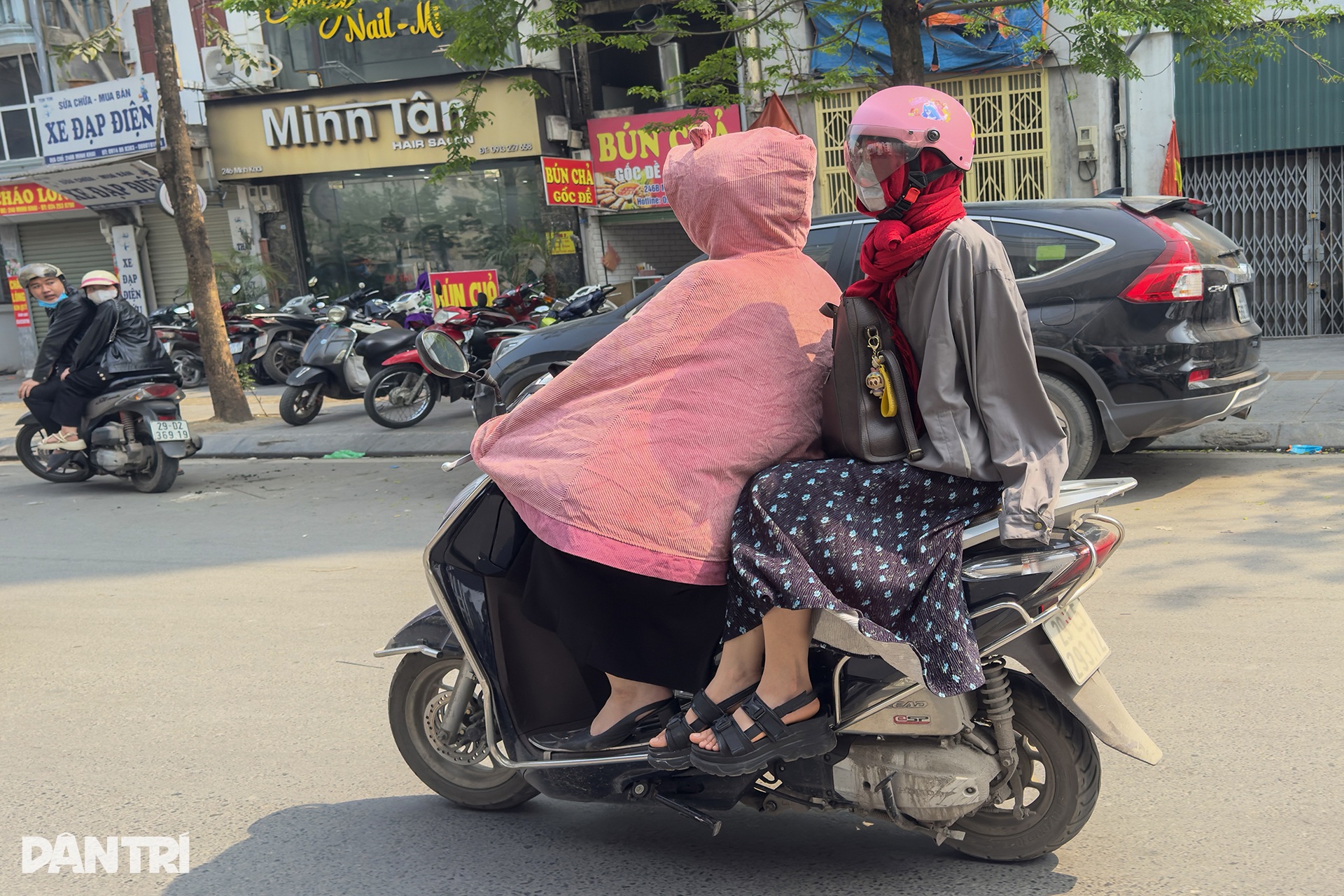Nắng nóng đầu hè ở Hà Nội: Người dân ra đường kín mít như ninja - 4 Nắng nóng đầu hè ở Hà Nội: Người dân ra đường kín mít như ninja - 4