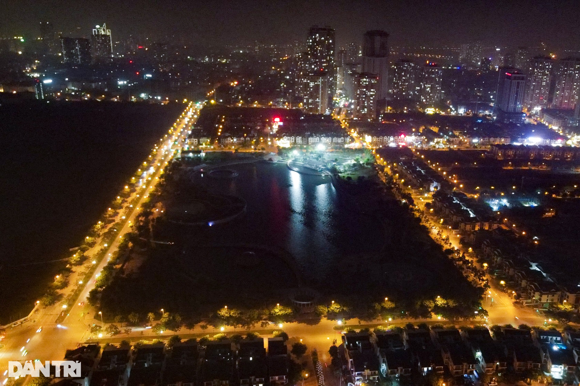 Người dân mò mẫm trong bóng tối ở công viên Hà Nội thiếu đèn chiếu sáng