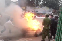 Ô tô bốc cháy dữ dội khi đang lưu thông, tài xế mở cửa thoát thân