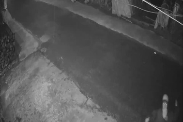 Khủng bố nhà dân bằng mưa gạch đá trong đêm.