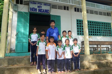 Cảm phục thầy giáo trẻ một mình “bám đảo” dạy chữ cho con em ngư dân