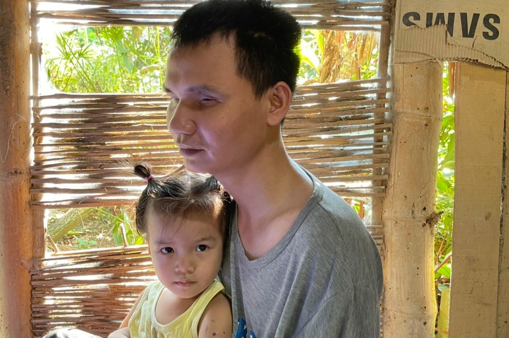 Rớt nước mắt gia cảnh người đàn ông mù chới với trong đại dịch Covid-19 - 4 Rớt nước mắt gia cảnh người đàn ông mù chới với trong đại dịch Covid-19 - 4