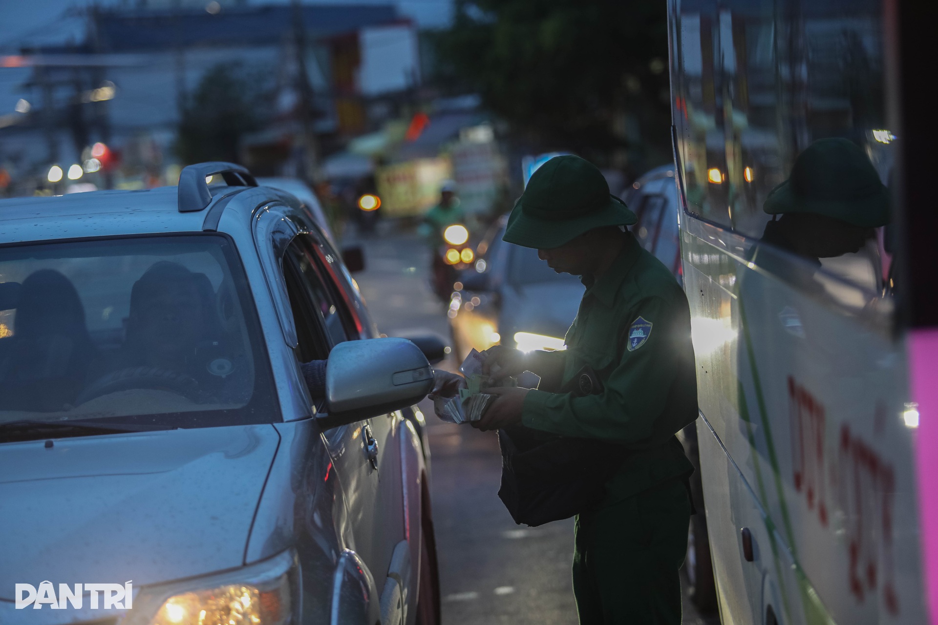 Phà Cát Lái kẹt cứng chiều cuối tuần, ô tô xếp hàng dài hơn 3km - 9 Phà Cát Lái kẹt cứng chiều cuối tuần, ô tô xếp hàng dài hơn 3km - 9