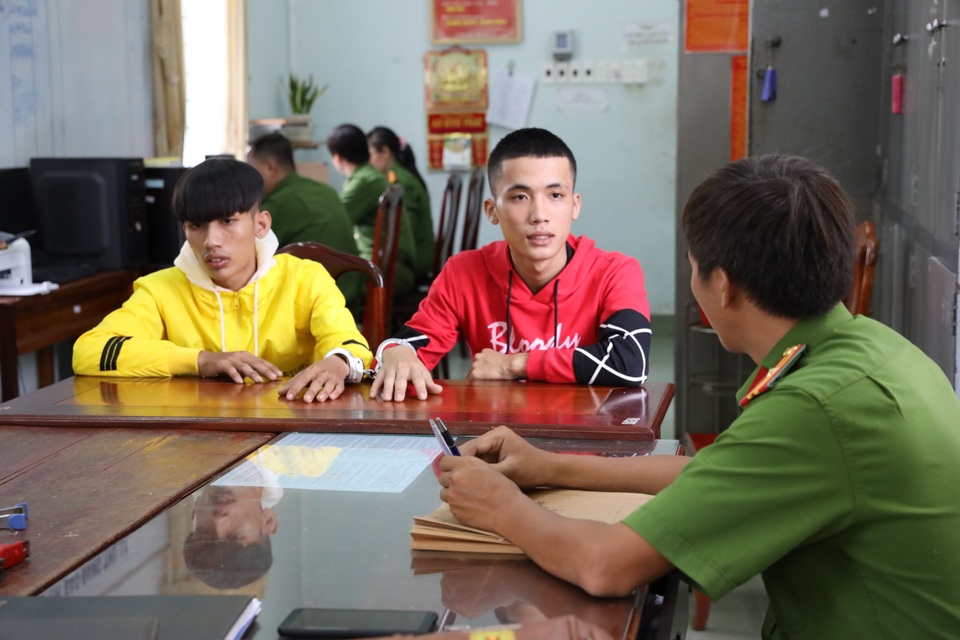 Tạm giữ 2 anh em chống người thi hành công vụ - 1 Tạm giữ 2 anh em chống người thi hành công vụ - 1