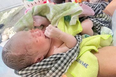 Bác sĩ trưởng khoa nhi kịp thời hỗ trợ sản phụ đẻ rơi tại nhà