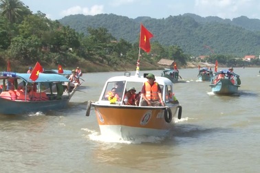 Bí thư thôn tự sắm thuyền, lập đội cứu hộ tình nguyện trên sông vào động Phong Nha