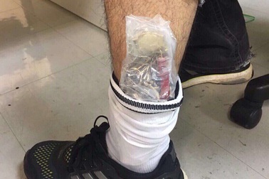 Bó 21 chiếc đồng hồ trong ống quần để vận chuyển qua đường hàng không