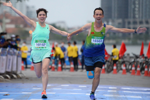 5.000 VĐV tham dự giải chạy bán marathon ở Hồ Tây