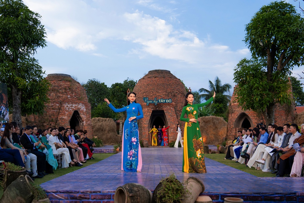 Bán kết Người đẹp Tây Đô: Thí sinh mặc áo bà ba, catwalk giữa đồng lúa - 5 Bán kết Người đẹp Tây Đô: Thí sinh mặc áo bà ba, catwalk giữa đồng lúa - 5