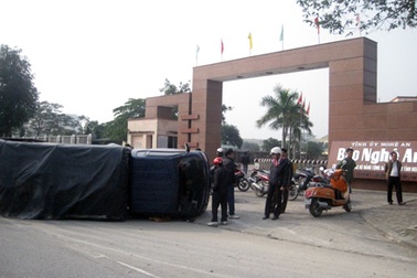 Va chạm với xe máy, xe tải lật giữa đường