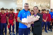 U17 Việt Nam rạng rỡ về nước, HLV Cristiano Roland nói lời đặc biệt
