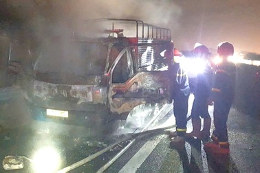 Ô tô tải cháy rụi trên cao tốc Dầu Giây - Phan Thiết