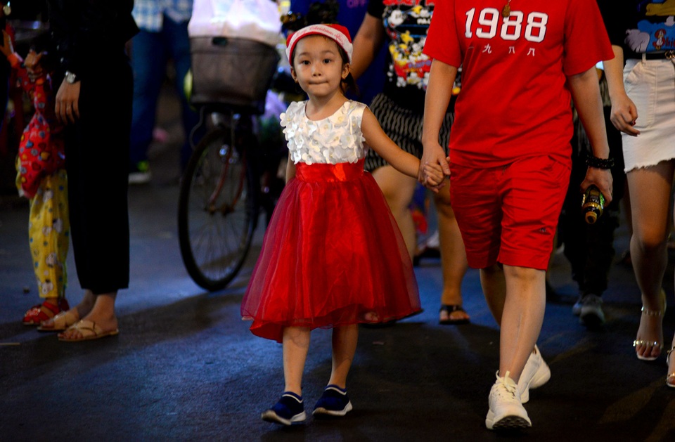 Những em bé đáng yêu trong đêm Giáng sinh trên phố Tây Sài Gòn - 1 Những em bé đáng yêu trong đêm Giáng sinh trên phố Tây Sài Gòn - 1