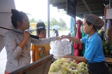 Nhà hàng nấu hơn 100 suất cơm miễn phí mỗi ngày hỗ trợ bà con vùng lụt