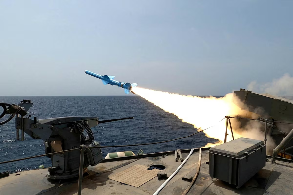 Iran tập trận rầm rộ tại Eo biển Hormuz và Vịnh Oman - 1