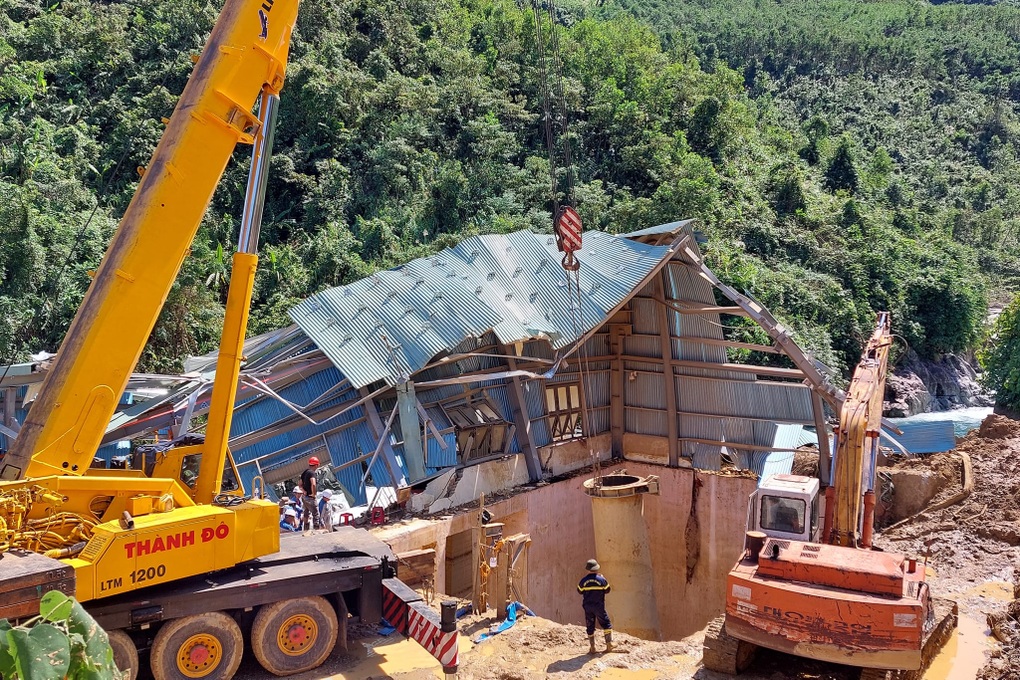 Tìm thấy kỹ sư mất tích trong vụ sạt lở vùi lấp thủy điện - 1 Tìm thấy kỹ sư mất tích trong vụ sạt lở vùi lấp thủy điện - 1