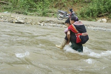 Hình ảnh người dân "đánh cược mạng sống" khi mưa lũ cuốn trôi cầu tạm