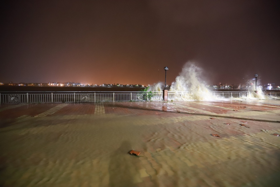 Đà Nẵng: Lần đầu có cảnh nước sông Hàn dâng cao, tràn lên đường - 6 Đà Nẵng: Lần đầu có cảnh nước sông Hàn dâng cao, tràn lên đường - 6