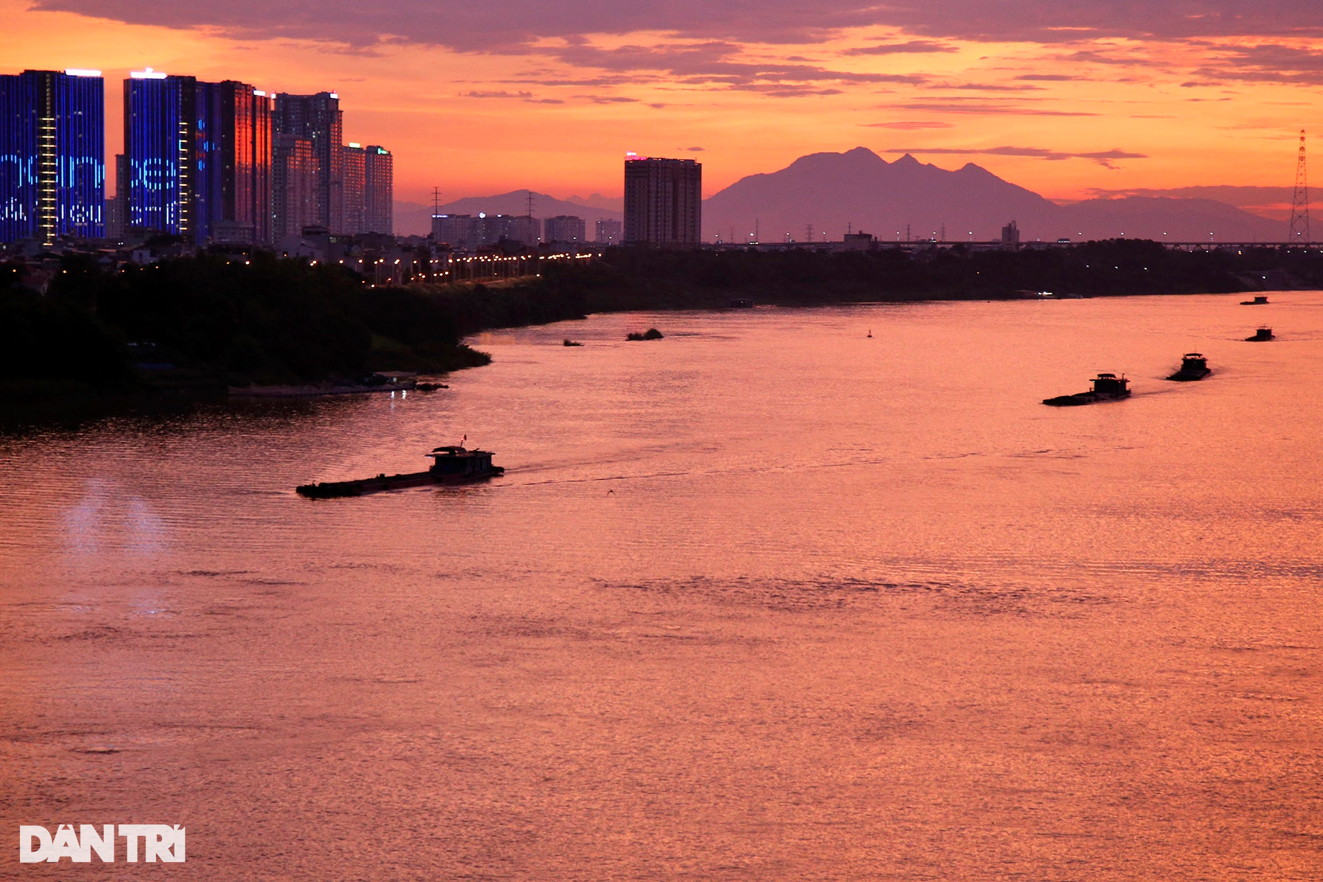 Ngắm những buổi hoàng hôn rực rỡ trên sông Hồng - 17 Ngắm những buổi hoàng hôn rực rỡ trên sông Hồng - 17