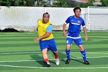 Ngư dân hào hứng xem nghệ sĩ đá bóng