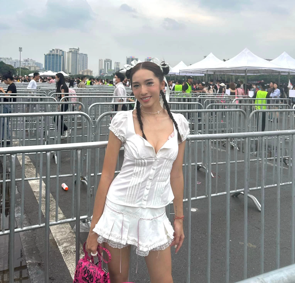 Ca sĩ Emily gây sốt khi tặng nón lá thành công cho thành viên Blackpink - 2 Ca sĩ Emily gây sốt khi tặng nón lá thành công cho thành viên Blackpink - 2