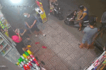 Người đàn ông bị giật dây chuyền khi đang mua sữa cho con