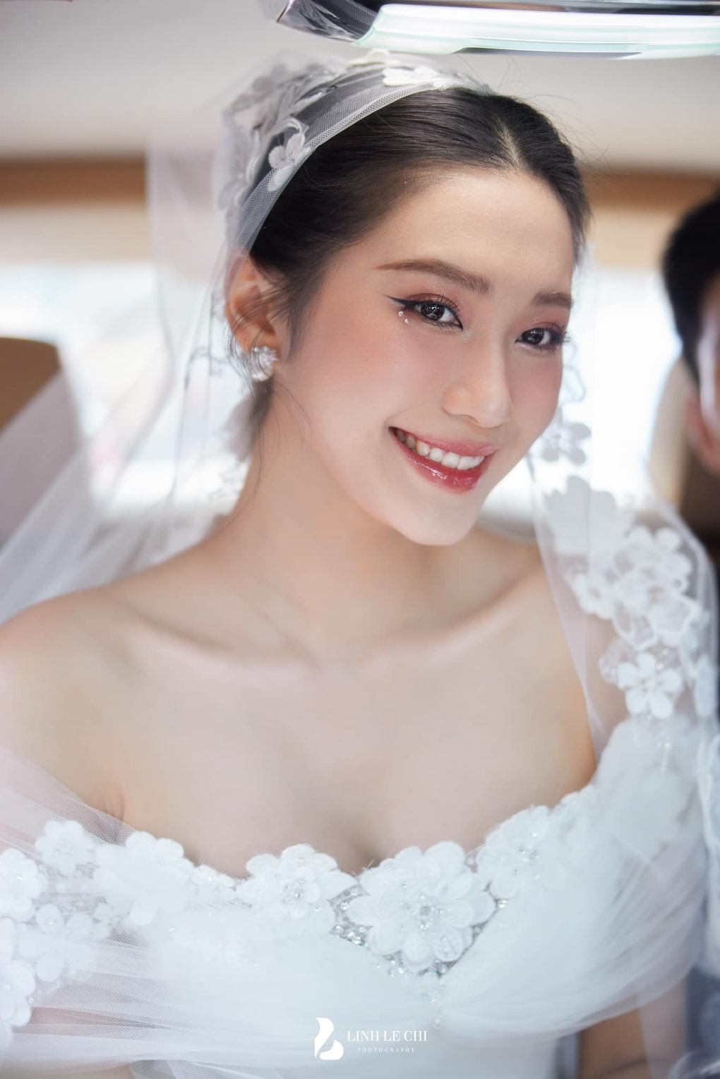 Váy cưới Đoàn Văn Hậu tặng Doãn Hải My được làm trong 680 giờ - 6 Váy cưới Đoàn Văn Hậu tặng Doãn Hải My được làm trong 680 giờ - 6