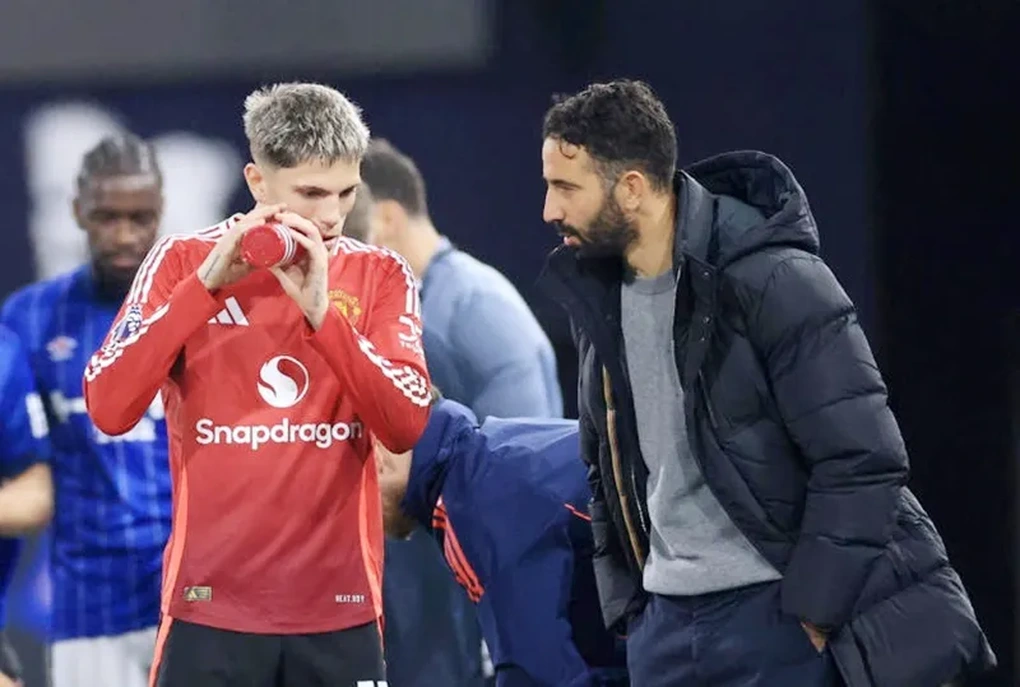 គ្រូបង្វឹក Amorim បណ្ដេញកីឡាករ Man Utd ម្នាក់ក្រោយចាញ់ Europa League - 2 HLV Amorim đuổi cổ một cầu thủ Man Utd sau thất bại ở Europa League - 2