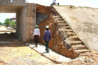 Lấy mẫu bê-tông hầm cầu Quảng Hải để kiểm tra