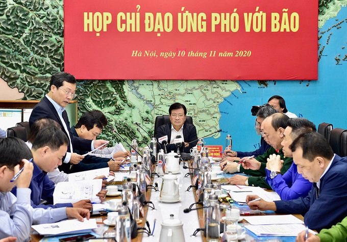 Họp khẩn ứng phó với hai cơn bão số 12 và 13 - Ảnh 2. Họp khẩn ứng phó với hai cơn bão số 12 và 13 - Ảnh 2.