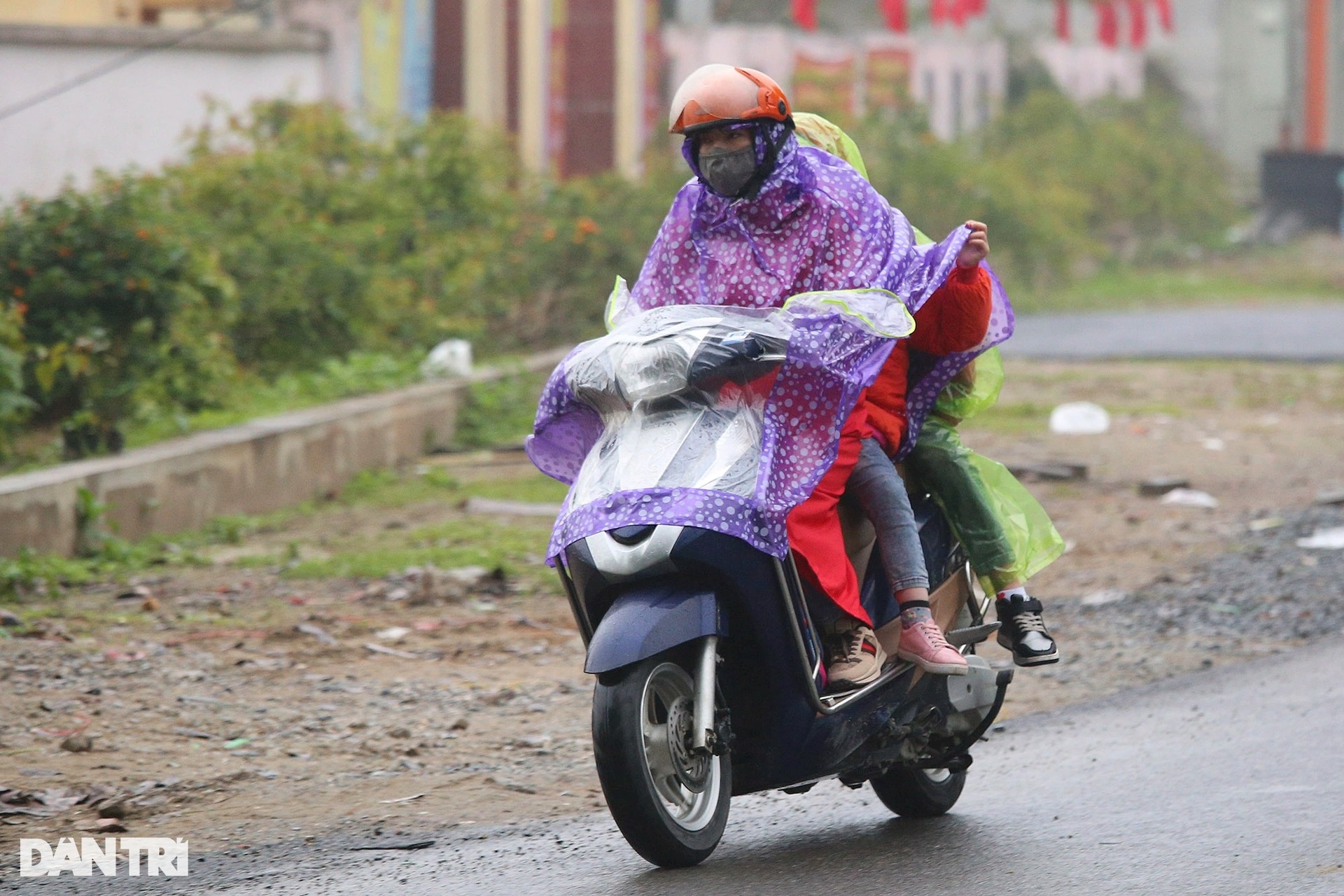 Học sinh lớp 1-6 các huyện ở Hà Nội đội mưa rét trở lại trường sau 10 tháng - 3 Học sinh lớp 1-6 các huyện ở Hà Nội đội mưa rét trở lại trường sau 10 tháng - 3