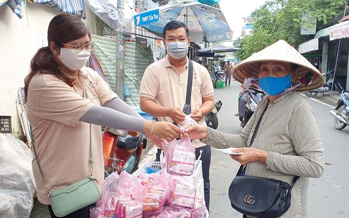 Các tỉnh thành chủ động triển khai chi trả gói hỗ trợ 26 nghìn tỷ đúng đối tượng - Ảnh 1.