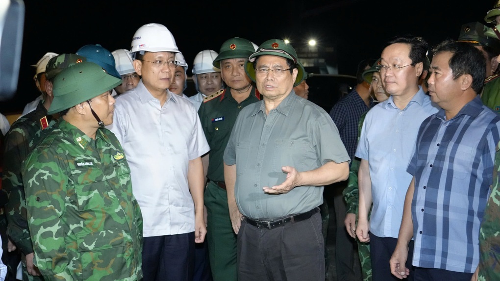 Đưa dân xuống hầm trú ẩn trước giờ bão Kajiki đổ bộ - 2 Đưa dân xuống hầm trú ẩn trước giờ bão Kajiki đổ bộ - 2