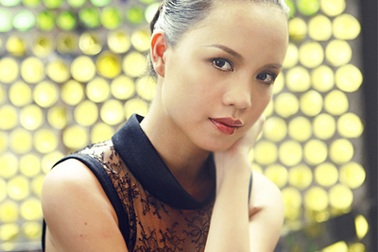 Á hậu Ngọc Oanh cùng Dân trí đưa trẻ tới trường