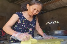 Về xứ dừa Tam Quan thưởng thức món bánh tráng khoai lang