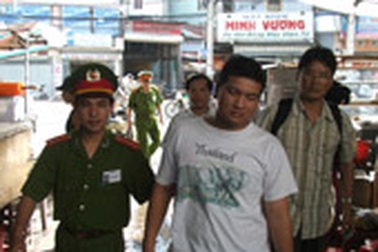 Dùng thẻ tín dụng giả rút trên 1 tỷ đồng